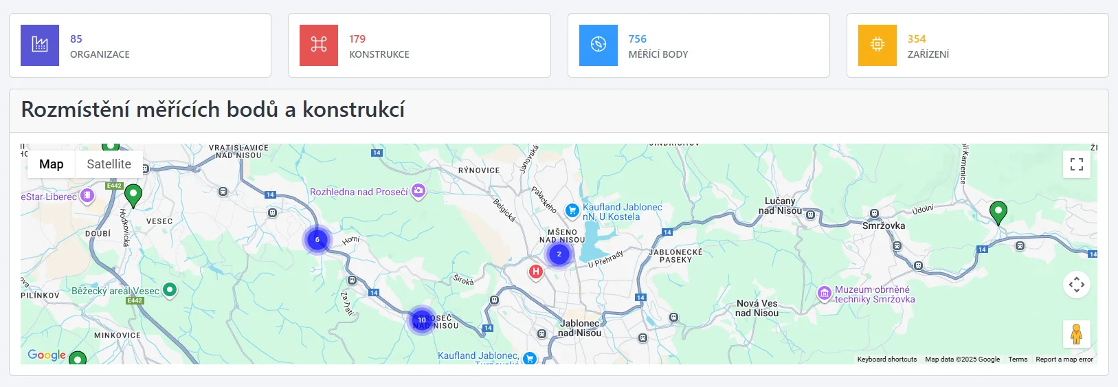 Snímek obrazovky: Souhrnné widgety se čtyřmi dlaždicemi pro Organizace, Konstrukce, Měřící body, Zařízení